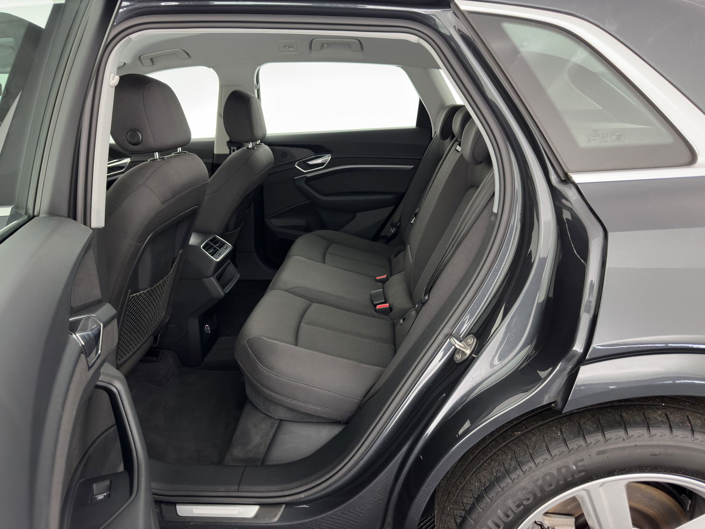 Audi e-tron 50 Quattro *ELECTRO-MOTOR AUDIBLE* Launch edition 71 kWh [ 3-Fase ] {SOH-100%} (INCL-BTW) Aut. *FULL-LED | DIGI-COCKPIT | NAVI-FULLMAP | HEATED-COMFORTSEATS | KEYLESS | AUDI-SOUND | SHIFT-PADDLES | ECC | PDC | CRUISE | 20''ALU*