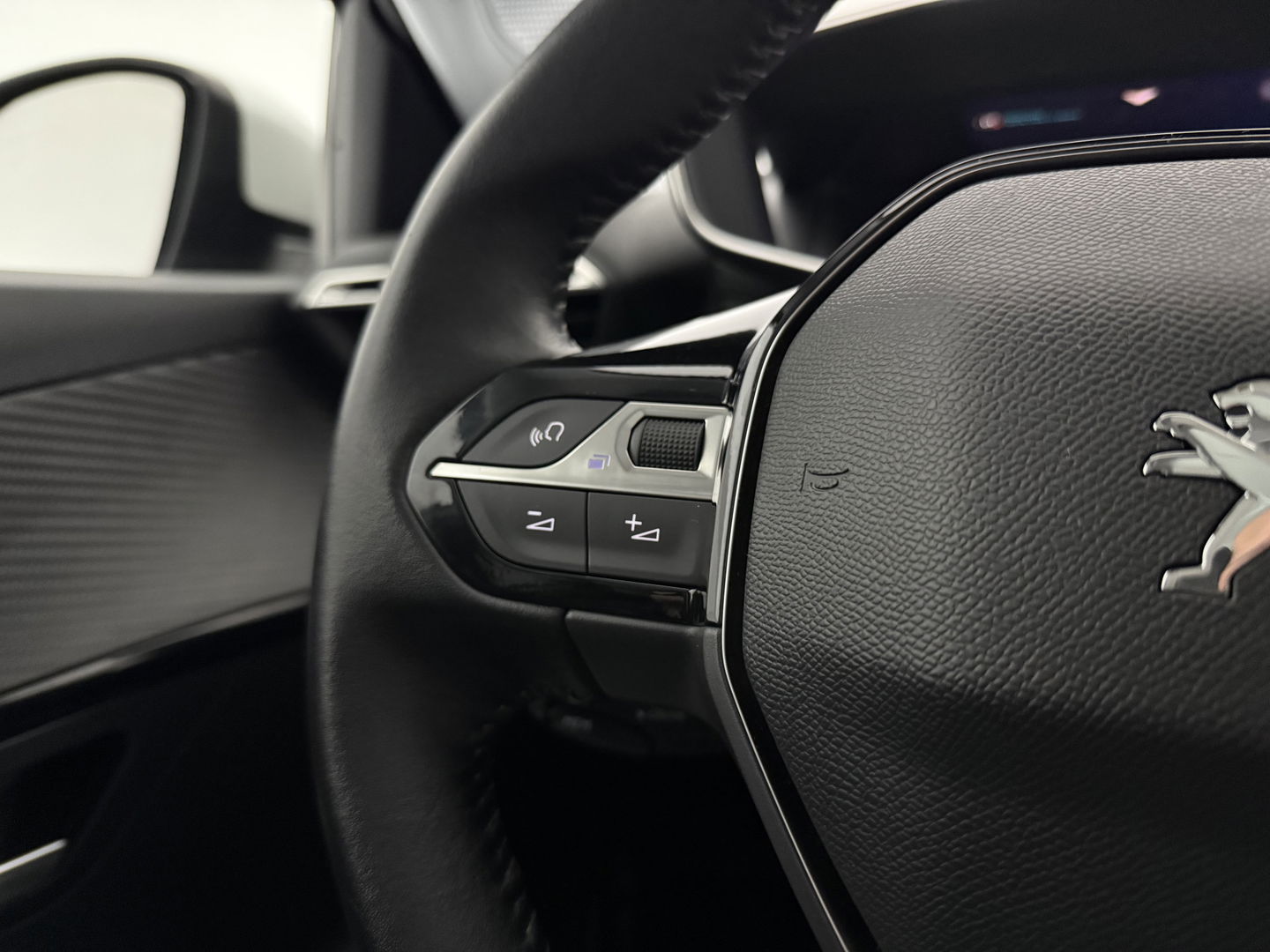 Peugeot 208 EV Allure 50 kWh | SOH 92% | Snelladen | Pano | 360° | Virtual | Carplay | Navi | Parkeersens. | NAP