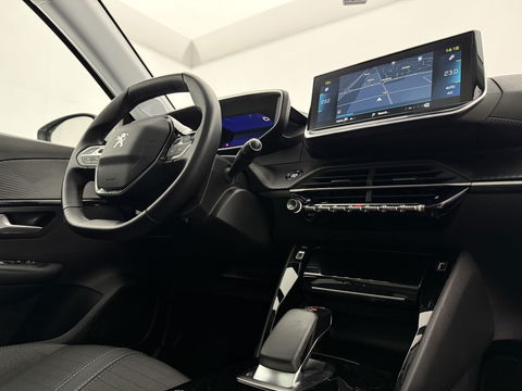 Peugeot 208 EV Allure 50 kWh | SOH 92% | Snelladen | Pano | 360° | Virtual | Carplay | Navi | Parkeersens. | NAP