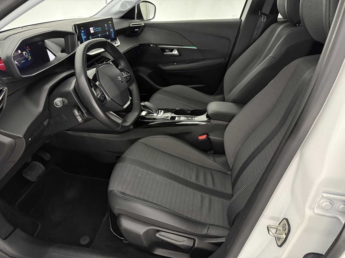 Peugeot 208 EV Allure 50 kWh | SOH 92% | Snelladen | Pano | 360° | Virtual | Carplay | Navi | Parkeersens. | NAP