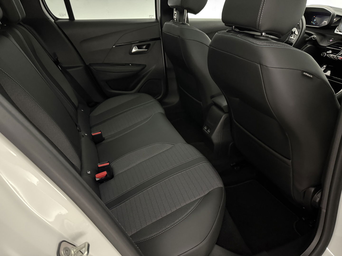 Peugeot 208 EV Allure 50 kWh | SOH 92% | Snelladen | Pano | 360° | Virtual | Carplay | Navi | Parkeersens. | NAP