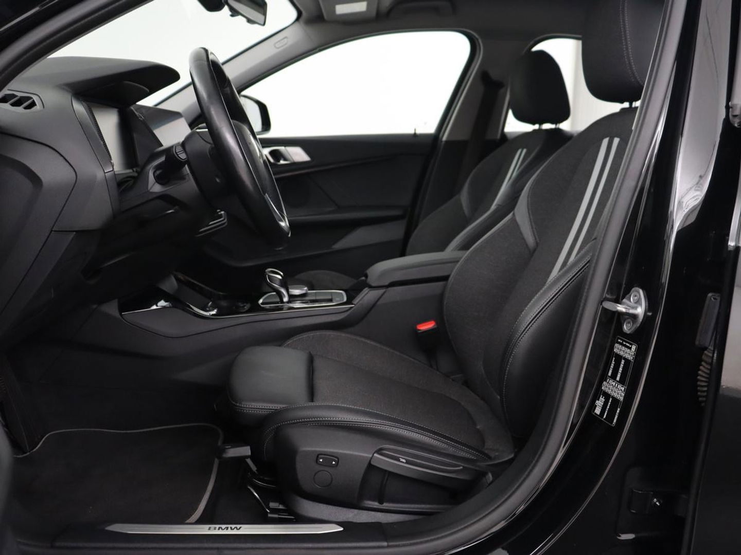 BMW 1-serie 118i Executive | Sport Line | Carplay | Sportstoelen | Full LED | Live Cockpit | Navigatie | Climate control | Parkeerhulp | Cruise control