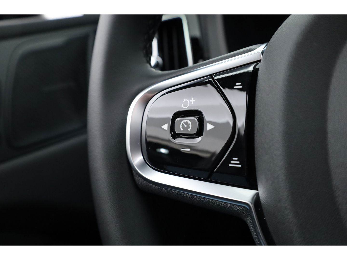 Volvo XC60 T6 Plug-in hybrid Ultra Black Edition | Facelift | Pano | HUD | 360cam | Harman Kardon | Memory seats | Pilot Assist |