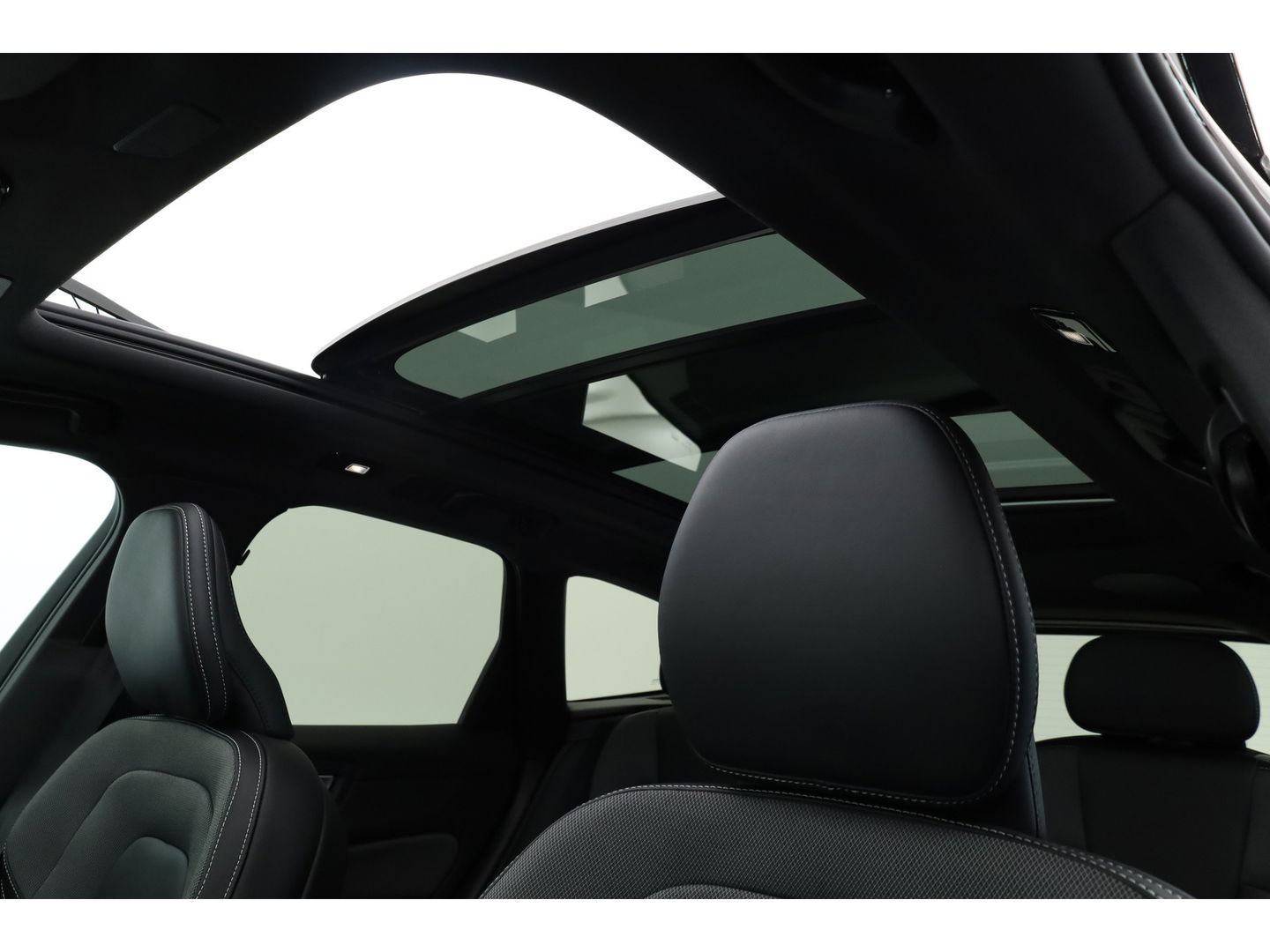 Volvo XC60 T6 Plug-in hybrid Ultra Black Edition | Facelift | Pano | HUD | 360cam | Harman Kardon | Memory seats | Pilot Assist |