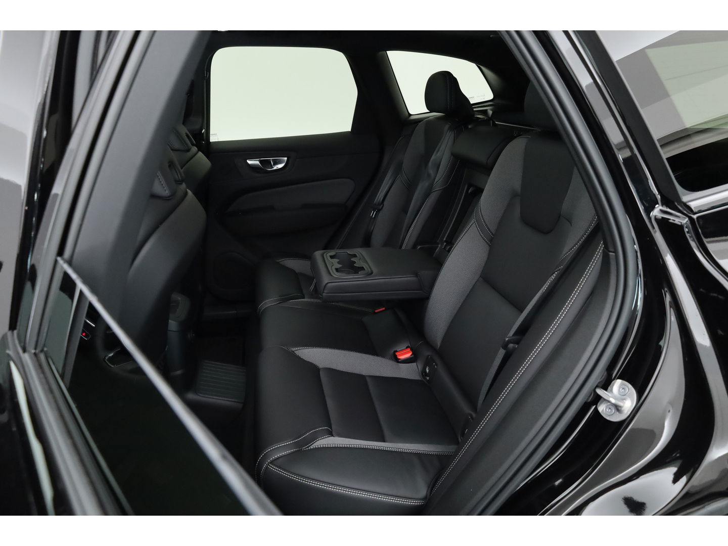 Volvo XC60 T6 Plug-in hybrid Ultra Black Edition | Facelift | Pano | HUD | 360cam | Harman Kardon | Memory seats | Pilot Assist |