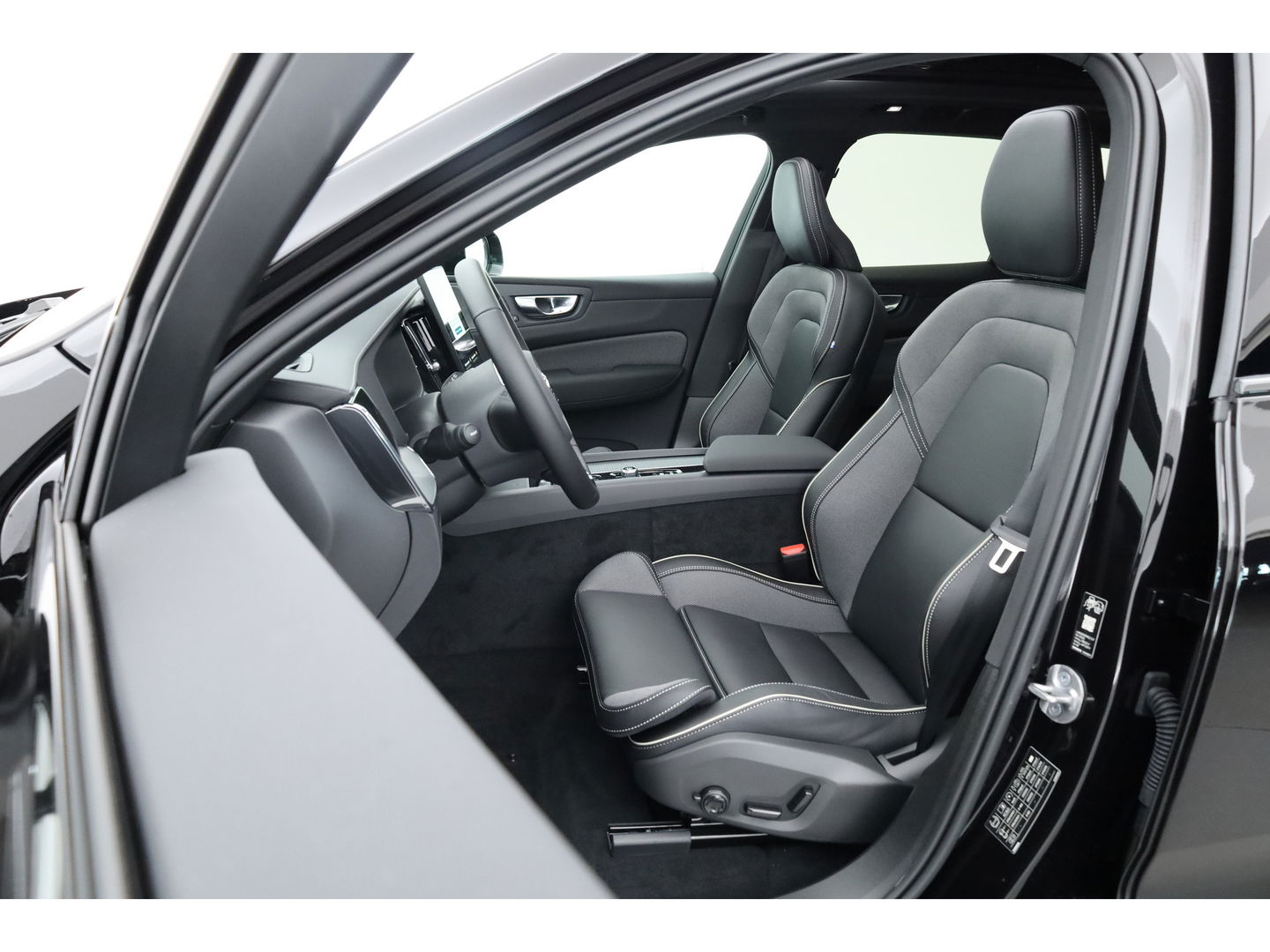 Volvo XC60 T6 Plug-in hybrid Ultra Black Edition | Facelift | Pano | HUD | 360cam | Harman Kardon | Memory seats | Pilot Assist |