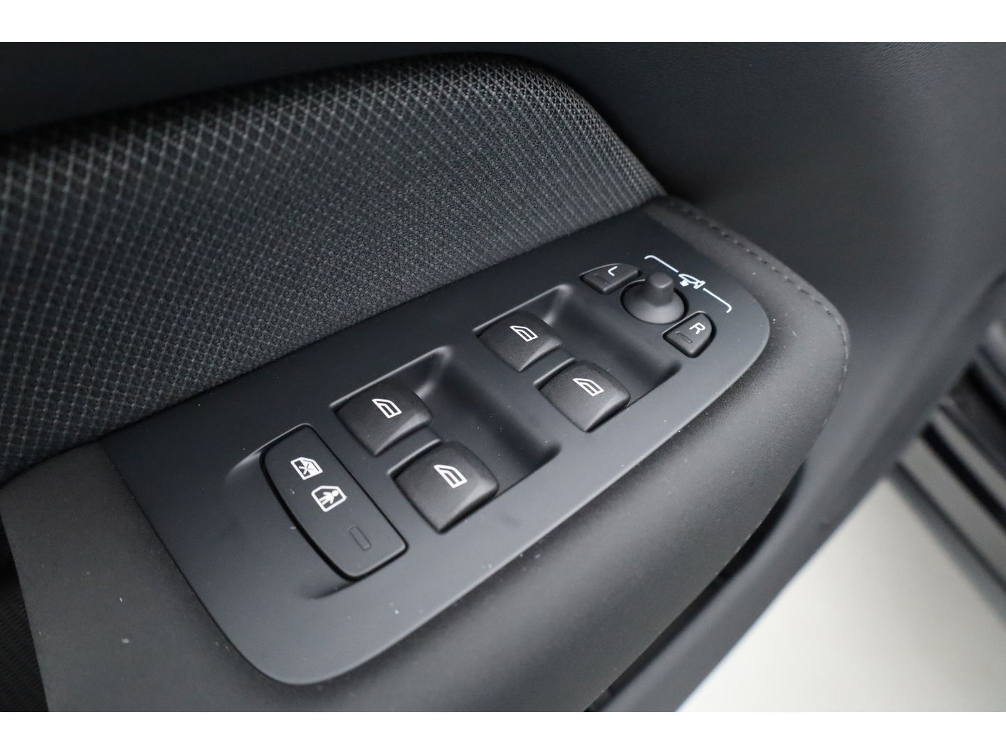 Volvo XC60 T6 Plug-in hybrid Ultra Black Edition | Facelift | Pano | HUD | 360cam | Harman Kardon | Memory seats | Pilot Assist |