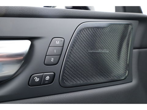 Volvo XC60 T6 Plug-in hybrid Ultra Black Edition | Facelift | Pano | HUD | 360cam | Harman Kardon | Memory seats | Pilot Assist |