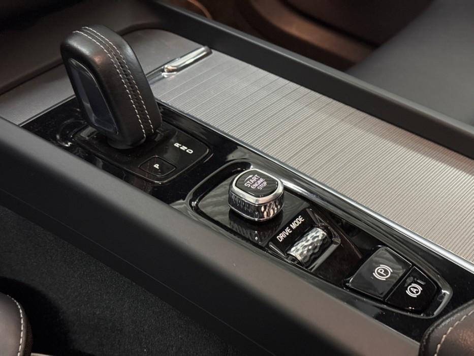 Volvo XC60 2.0 Recharge T6 AWD R-Design Pano H/K HUD Trekh.