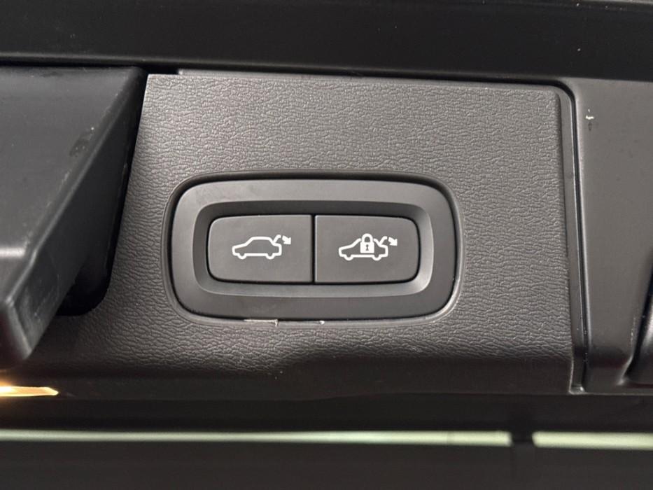 Volvo XC60 2.0 Recharge T6 AWD R-Design Pano H/K HUD Trekh.