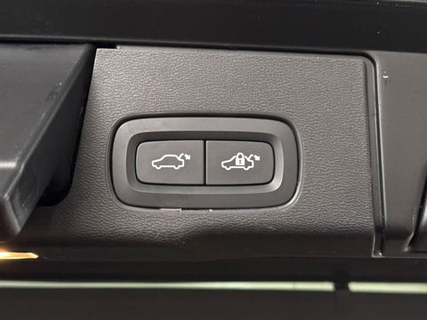 Volvo XC60 2.0 Recharge T6 AWD R-Design Pano H/K HUD Trekh.