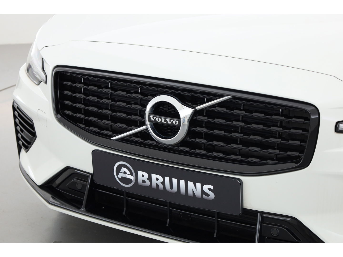 Volvo V60 2.0 T6 Recharge AWD R-Design Expression | Stoel- Stoelverwarming | Trekhaak | Apple Carplay |