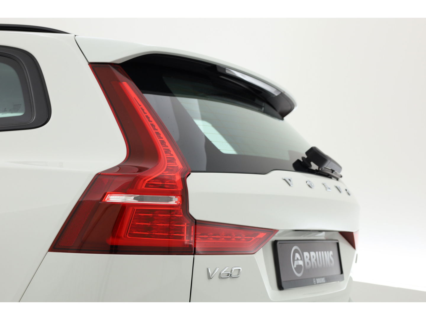 Volvo V60 2.0 T6 Recharge AWD R-Design Expression | Stoel- Stoelverwarming | Trekhaak | Apple Carplay |