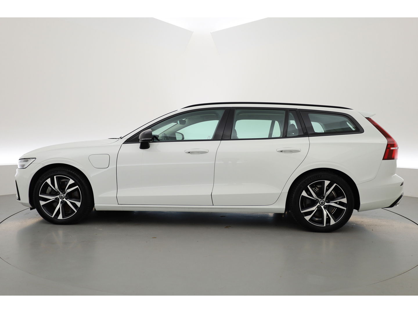 Volvo V60 2.0 T6 Recharge AWD R-Design Expression | Stoel- Stoelverwarming | Trekhaak | Apple Carplay |