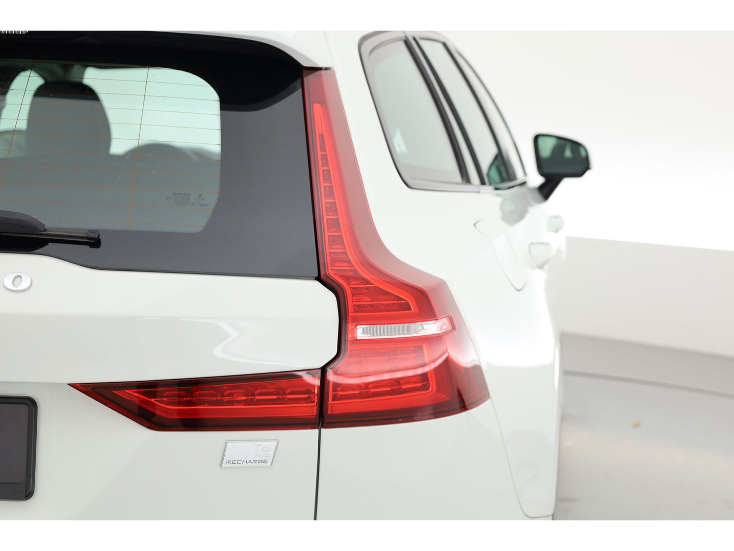 Volvo V60 2.0 T6 Recharge AWD R-Design Expression | Stoel- Stoelverwarming | Trekhaak | Apple Carplay |