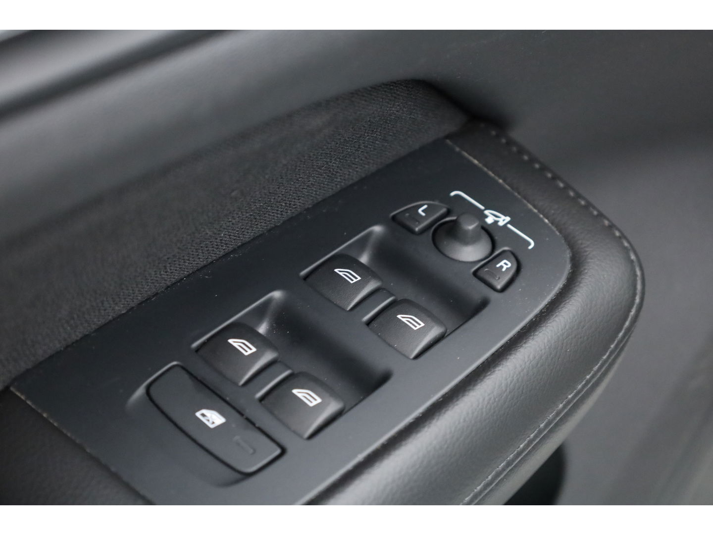 Volvo V60 2.0 T6 Recharge AWD R-Design Expression | Stoel- Stoelverwarming | Trekhaak | Apple Carplay |