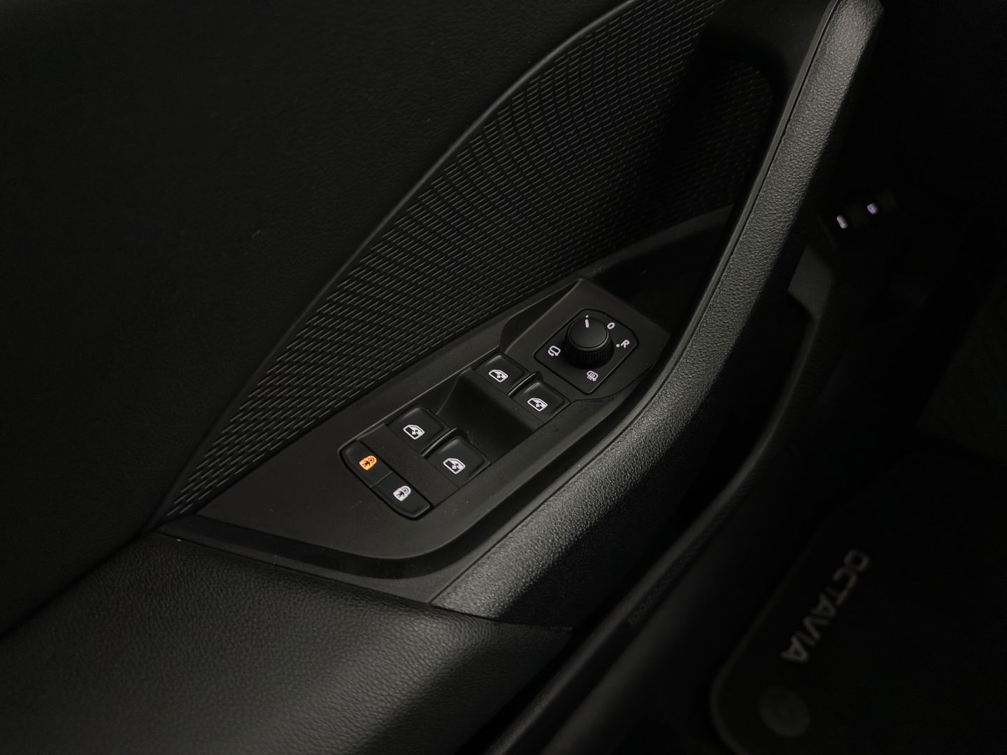 Škoda Octavia Combi 1.4 TSI iV PHEV Business Edition (INCL.BTW) *FULL-LED | DIGI-COCKPIT | NAVI-FULLMAP | COMFORT-SEATS | KEYLESS | ECC | PDC | CRUISE | 18''ALU*