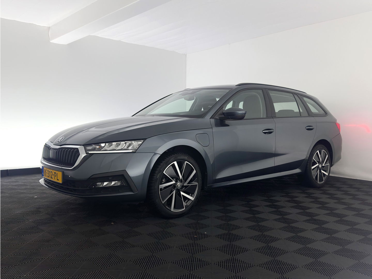 Škoda Octavia Combi 1.4 TSI iV PHEV Business Edition (INCL.BTW) *FULL-LED | DIGI-COCKPIT | NAVI-FULLMAP | COMFORT-SEATS | KEYLESS | ECC | PDC | CRUISE | 18''ALU*