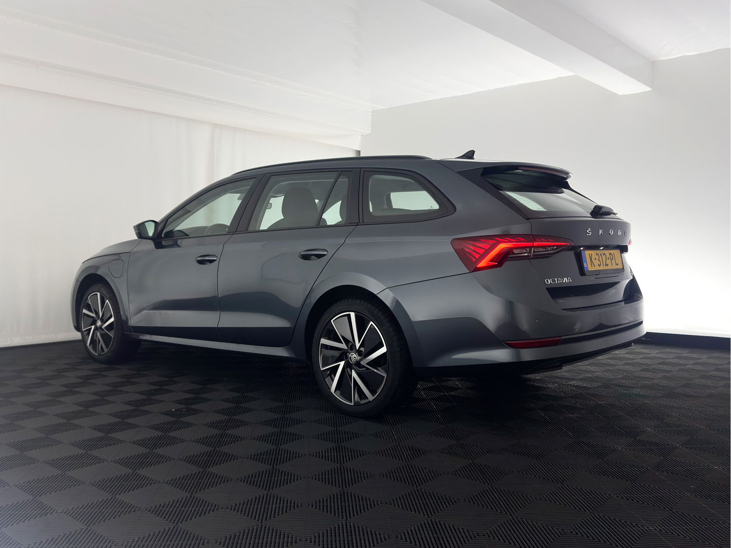 Škoda Octavia Combi 1.4 TSI iV PHEV Business Edition (INCL.BTW) *FULL-LED | DIGI-COCKPIT | NAVI-FULLMAP | COMFORT-SEATS | KEYLESS | ECC | PDC | CRUISE | 18''ALU*