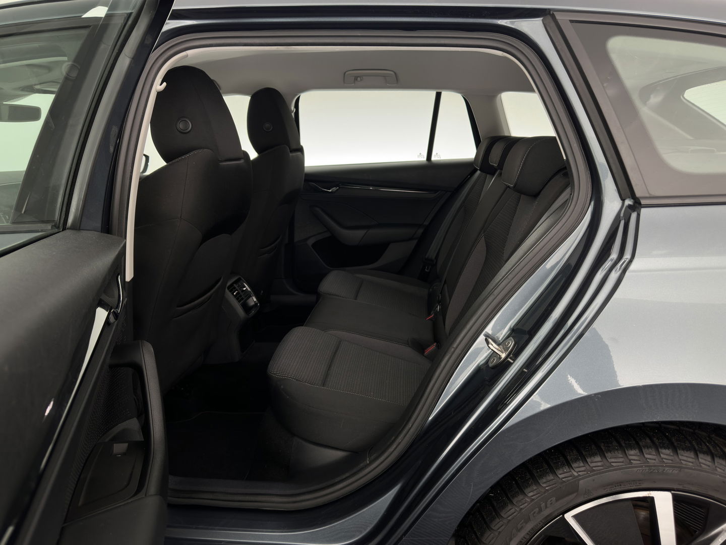 Škoda Octavia Combi 1.4 TSI iV PHEV Business Edition (INCL.BTW) *FULL-LED | DIGI-COCKPIT | NAVI-FULLMAP | COMFORT-SEATS | KEYLESS | ECC | PDC | CRUISE | 18''ALU*