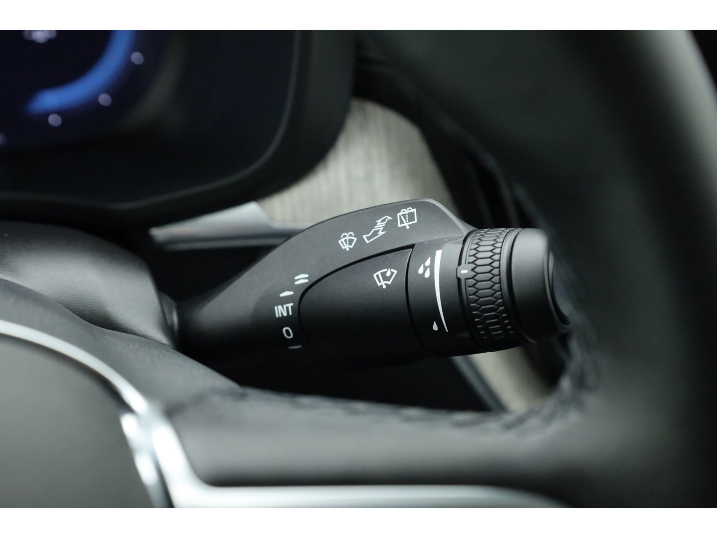 Volvo XC60 2.0 T8 Plug-in hybrid AWD Ultra Dark | Luchtvering | Massage | B&W audio | HUD | elek. Trekhaak | Stoelventi. | 360 camera |