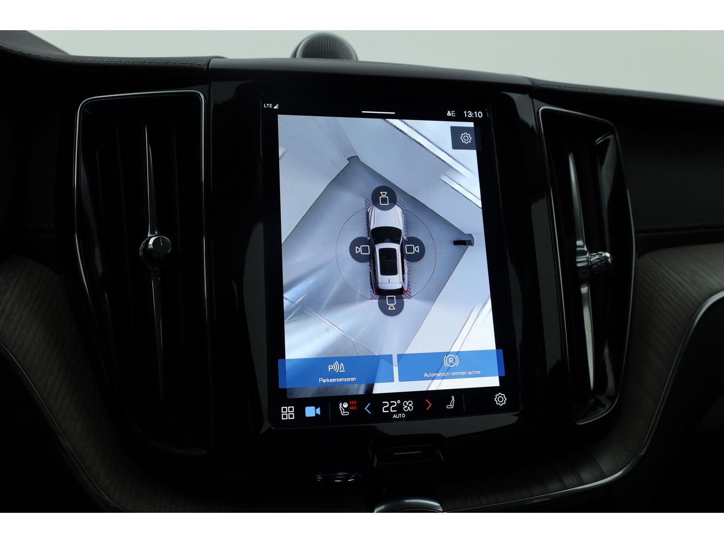 Volvo XC60 2.0 T8 Plug-in hybrid AWD Ultra Dark | Luchtvering | Massage | B&W audio | HUD | elek. Trekhaak | Stoelventi. | 360 camera |