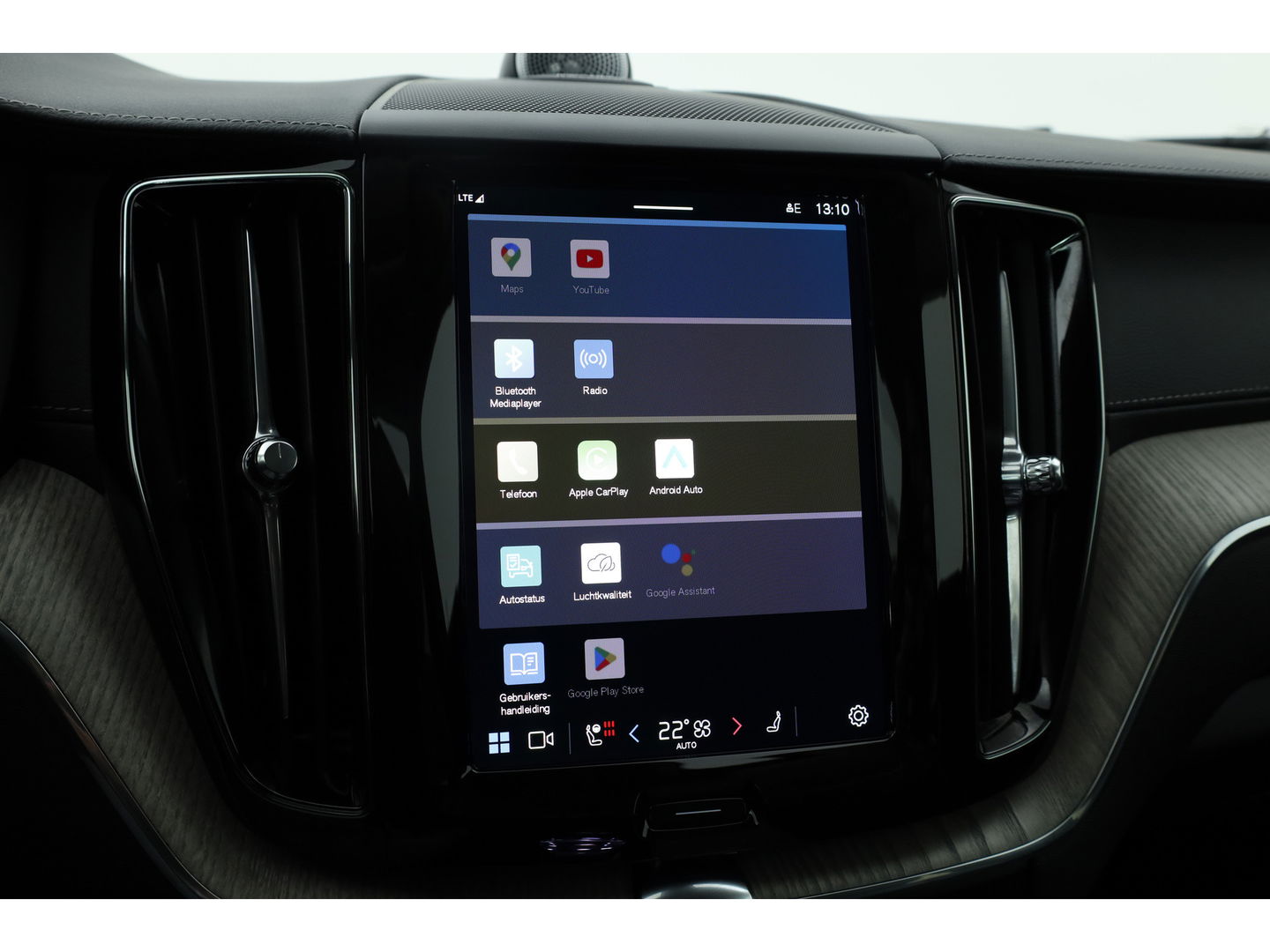 Volvo XC60 2.0 T8 Plug-in hybrid AWD Ultra Dark | Luchtvering | Massage | B&W audio | HUD | elek. Trekhaak | Stoelventi. | 360 camera |