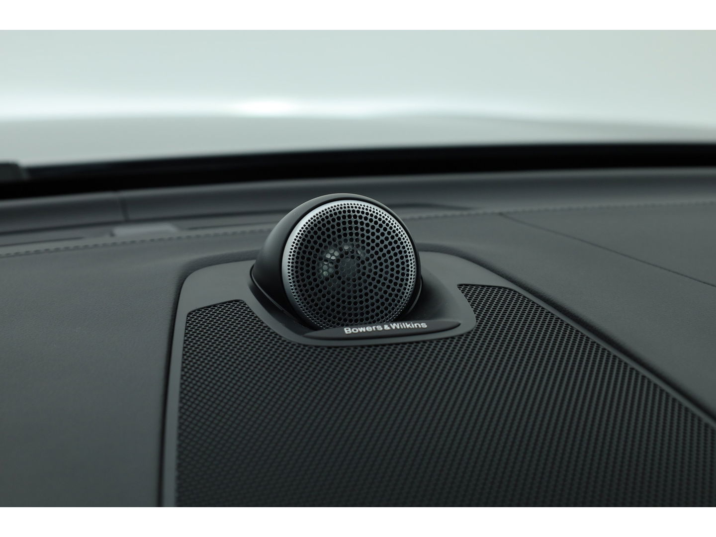 Volvo XC60 2.0 T8 Plug-in hybrid AWD Ultra Dark | Luchtvering | Massage | B&W audio | HUD | elek. Trekhaak | Stoelventi. | 360 camera |