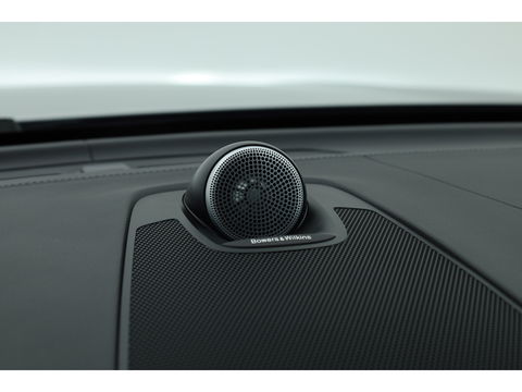 Volvo XC60 2.0 T8 Plug-in hybrid AWD Ultra Dark | Luchtvering | Massage | B&W audio | HUD | elek. Trekhaak | Stoelventi. | 360 camera |