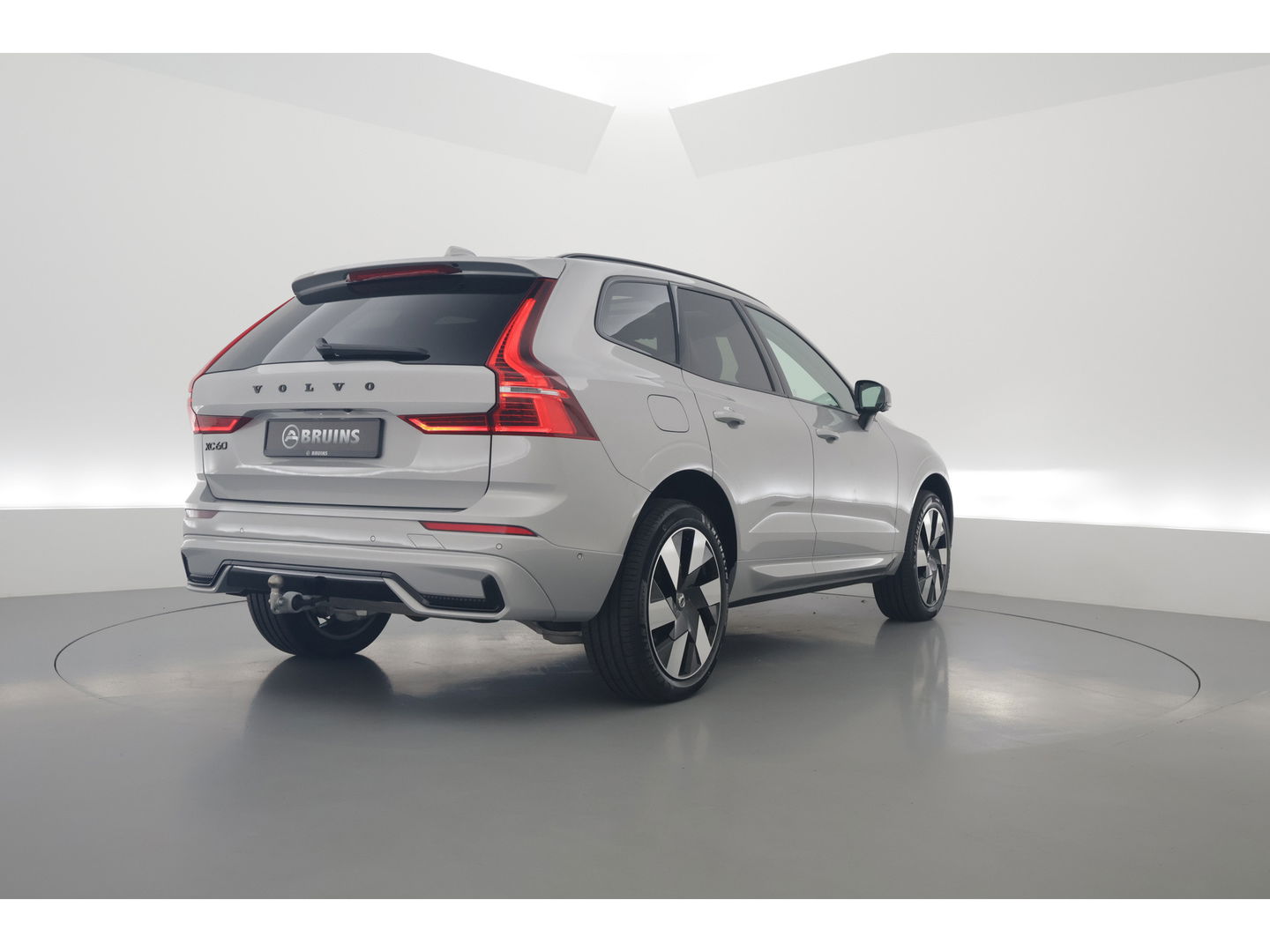 Volvo XC60 2.0 T8 Plug-in hybrid AWD Ultra Dark | Luchtvering | Massage | B&W audio | HUD | elek. Trekhaak | Stoelventi. | 360 camera |