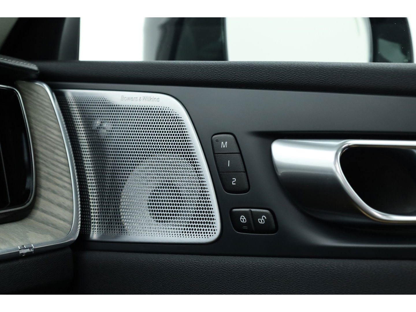 Volvo XC60 2.0 T8 Plug-in hybrid AWD Ultra Dark | Luchtvering | Massage | B&W audio | HUD | elek. Trekhaak | Stoelventi. | 360 camera |