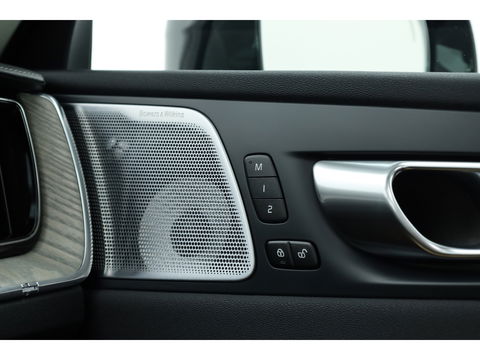 Volvo XC60 2.0 T8 Plug-in hybrid AWD Ultra Dark | Luchtvering | Massage | B&W audio | HUD | elek. Trekhaak | Stoelventi. | 360 camera |