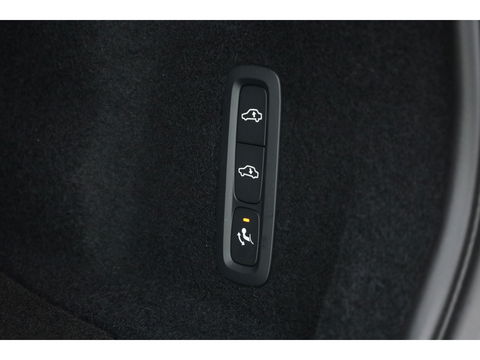 Volvo XC60 2.0 T8 Plug-in hybrid AWD Ultra Dark | Luchtvering | Massage | B&W audio | HUD | elek. Trekhaak | Stoelventi. | 360 camera |