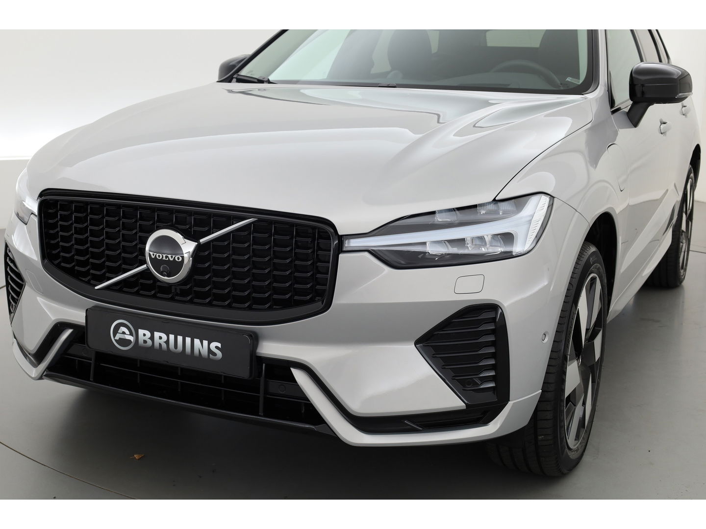 Volvo XC60 2.0 T8 Plug-in hybrid AWD Ultra Dark | Luchtvering | Massage | B&W audio | HUD | elek. Trekhaak | Stoelventi. | 360 camera |