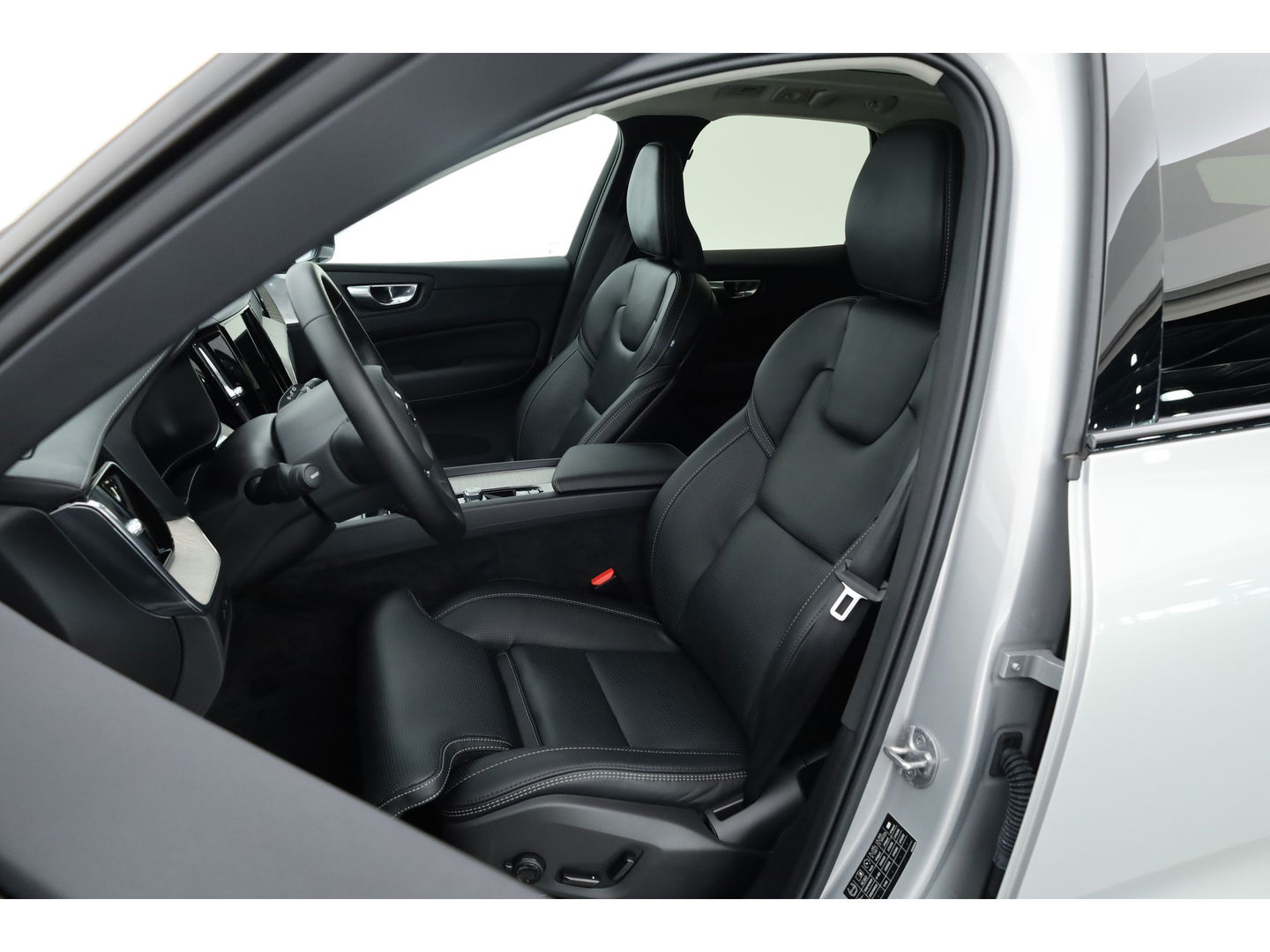 Volvo XC60 2.0 T8 Plug-in hybrid AWD Ultra Dark | Luchtvering | Massage | B&W audio | HUD | elek. Trekhaak | Stoelventi. | 360 camera |