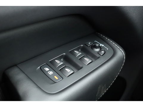 Volvo XC60 2.0 T8 Plug-in hybrid AWD Ultra Dark | Luchtvering | Massage | B&W audio | HUD | elek. Trekhaak | Stoelventi. | 360 camera |