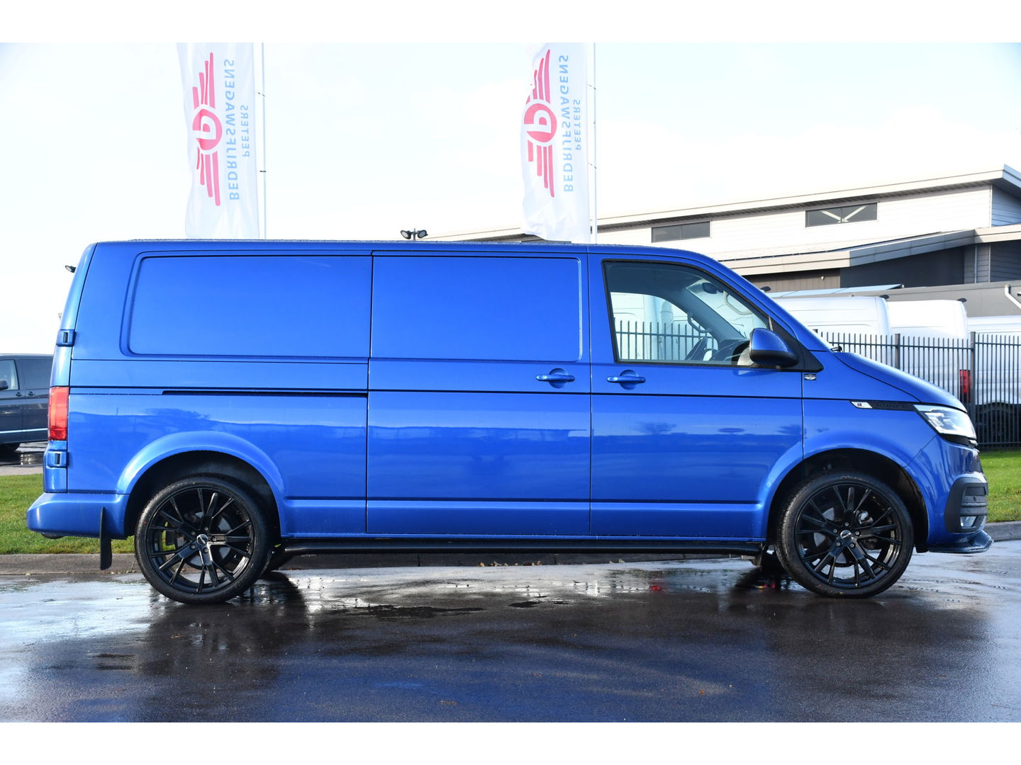 Volkswagen Transporter 2.0 TDI L2H1 Bulli Edition Adaptieve Cruise, Camera, Carplay, LED, Stoelverwarming, Trekhaak, Multimedia, 150pk, Automaat, Standkachel, Uniek!