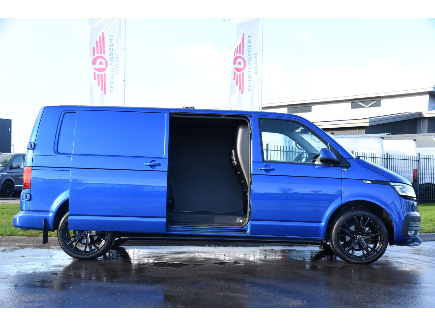 Volkswagen Transporter 2.0 TDI L2H1 Bulli Edition Adaptieve Cruise, Camera, Carplay, LED, Stoelverwarming, Trekhaak, Multimedia, 150pk, Automaat, Standkachel, Uniek!