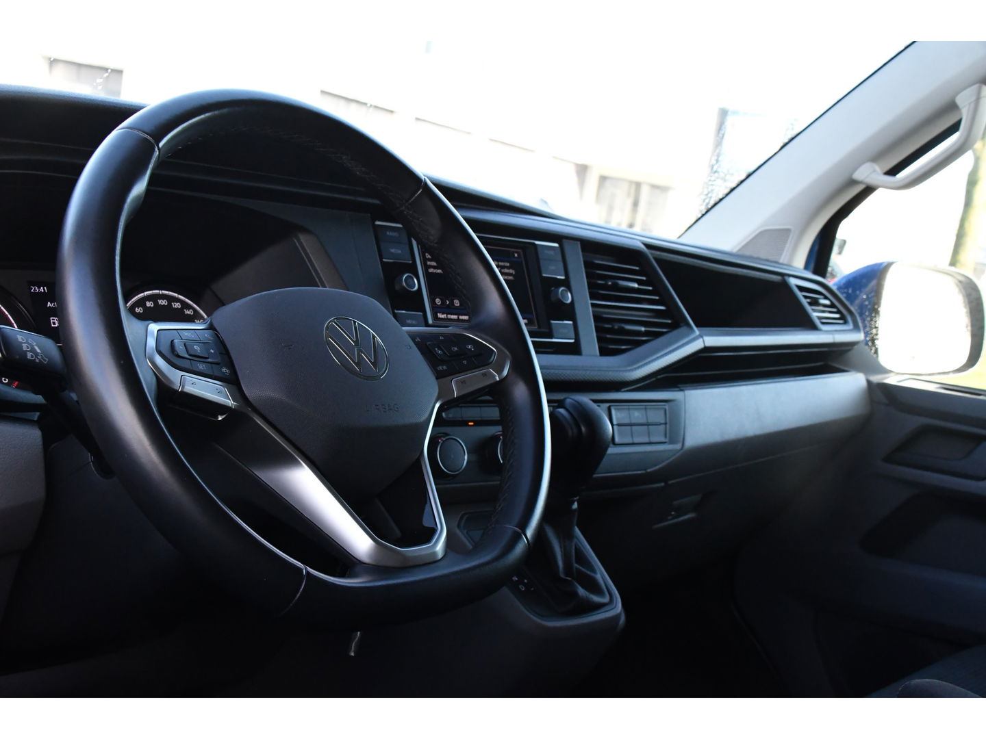 Volkswagen Transporter 2.0 TDI L2H1 Bulli Edition Adaptieve Cruise, Camera, Carplay, LED, Stoelverwarming, Trekhaak, Multimedia, 150pk, Automaat, Standkachel, Uniek!