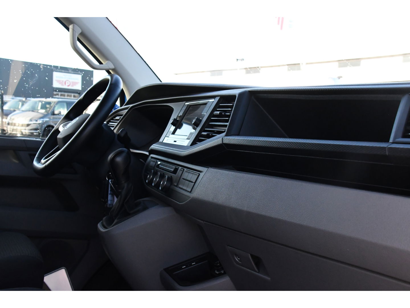 Volkswagen Transporter 2.0 TDI L2H1 Bulli Edition Adaptieve Cruise, Camera, Carplay, LED, Stoelverwarming, Trekhaak, Multimedia, 150pk, Automaat, Standkachel, Uniek!