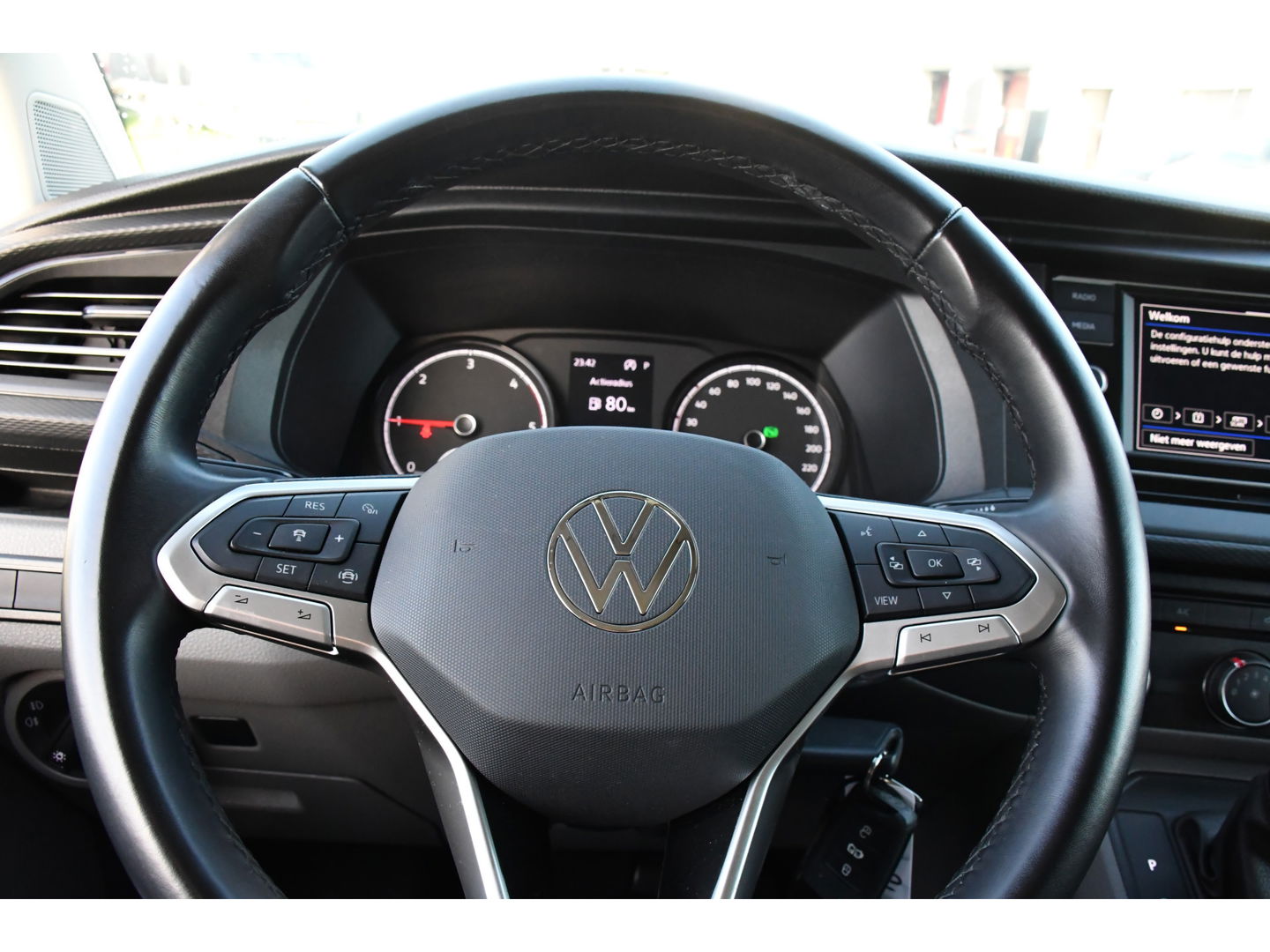 Volkswagen Transporter 2.0 TDI L2H1 Bulli Edition Adaptieve Cruise, Camera, Carplay, LED, Stoelverwarming, Trekhaak, Multimedia, 150pk, Automaat, Standkachel, Uniek!