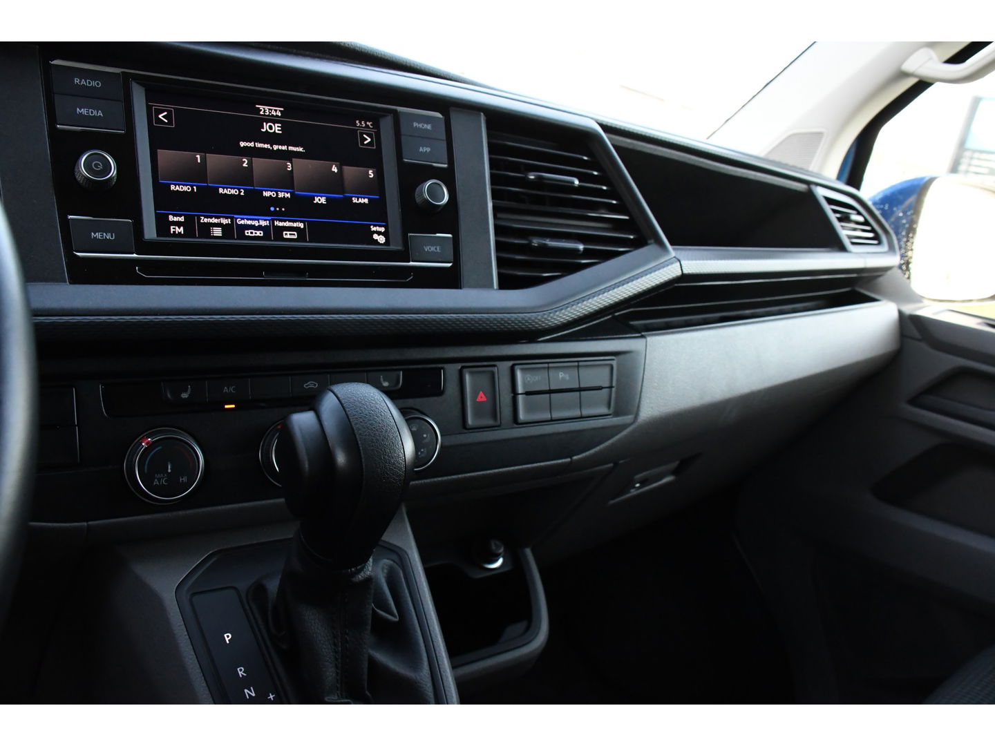 Volkswagen Transporter 2.0 TDI L2H1 Bulli Edition Adaptieve Cruise, Camera, Carplay, LED, Stoelverwarming, Trekhaak, Multimedia, 150pk, Automaat, Standkachel, Uniek!