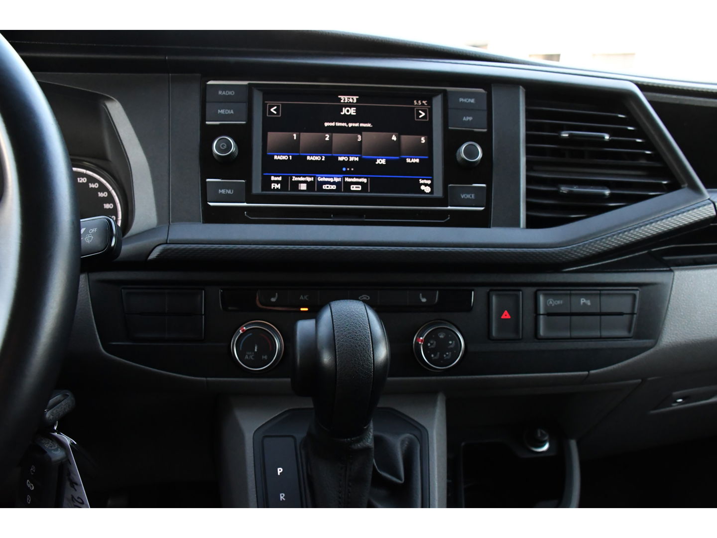 Volkswagen Transporter 2.0 TDI L2H1 Bulli Edition Adaptieve Cruise, Camera, Carplay, LED, Stoelverwarming, Trekhaak, Multimedia, 150pk, Automaat, Standkachel, Uniek!