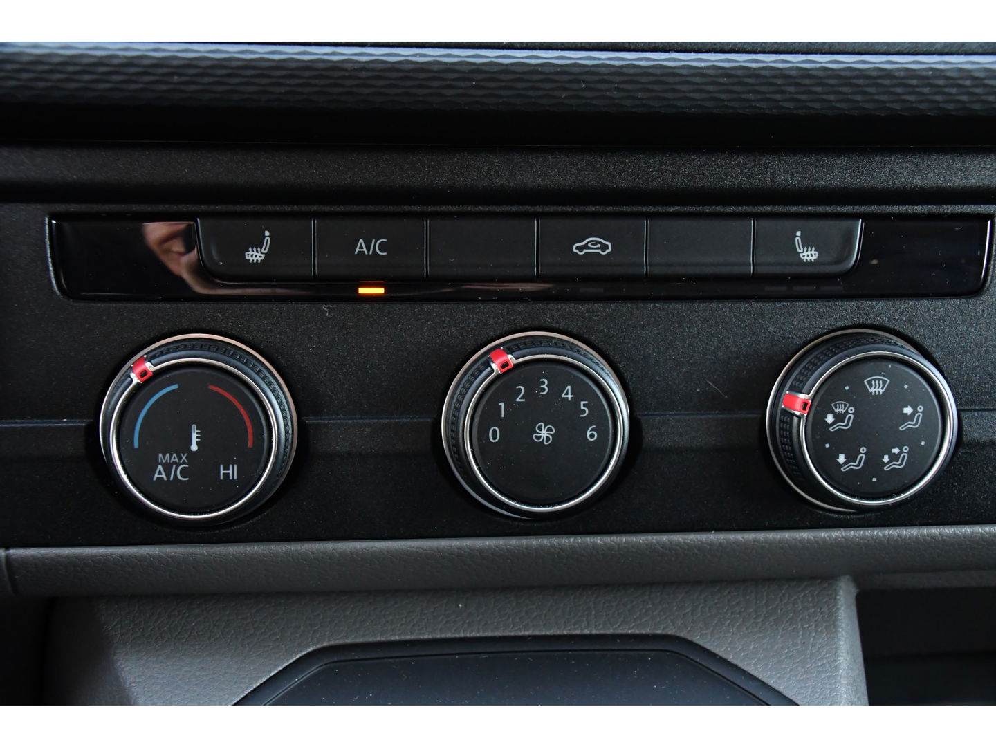 Volkswagen Transporter 2.0 TDI L2H1 Bulli Edition Adaptieve Cruise, Camera, Carplay, LED, Stoelverwarming, Trekhaak, Multimedia, 150pk, Automaat, Standkachel, Uniek!