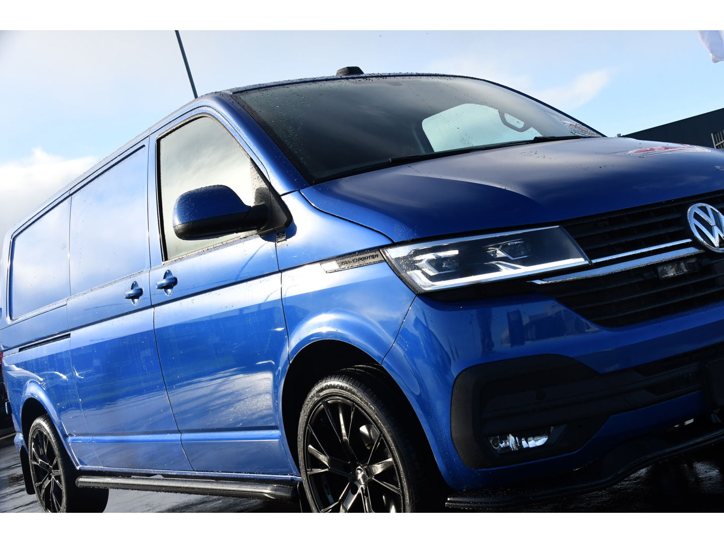 Volkswagen Transporter 2.0 TDI L2H1 Bulli Edition Adaptieve Cruise, Camera, Carplay, LED, Stoelverwarming, Trekhaak, Multimedia, 150pk, Automaat, Standkachel, Uniek!