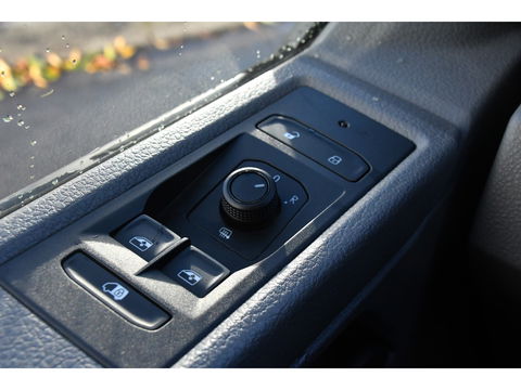 Volkswagen Transporter 2.0 TDI L2H1 Bulli Edition Adaptieve Cruise, Camera, Carplay, LED, Stoelverwarming, Trekhaak, Multimedia, 150pk, Automaat, Standkachel, Uniek!