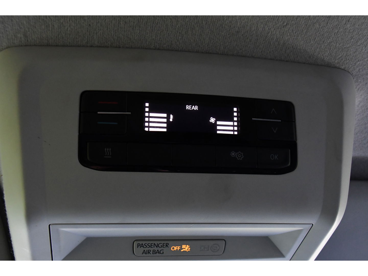 Volkswagen Transporter 2.0 TDI L2H1 Bulli Edition Adaptieve Cruise, Camera, Carplay, LED, Stoelverwarming, Trekhaak, Multimedia, 150pk, Automaat, Standkachel, Uniek!