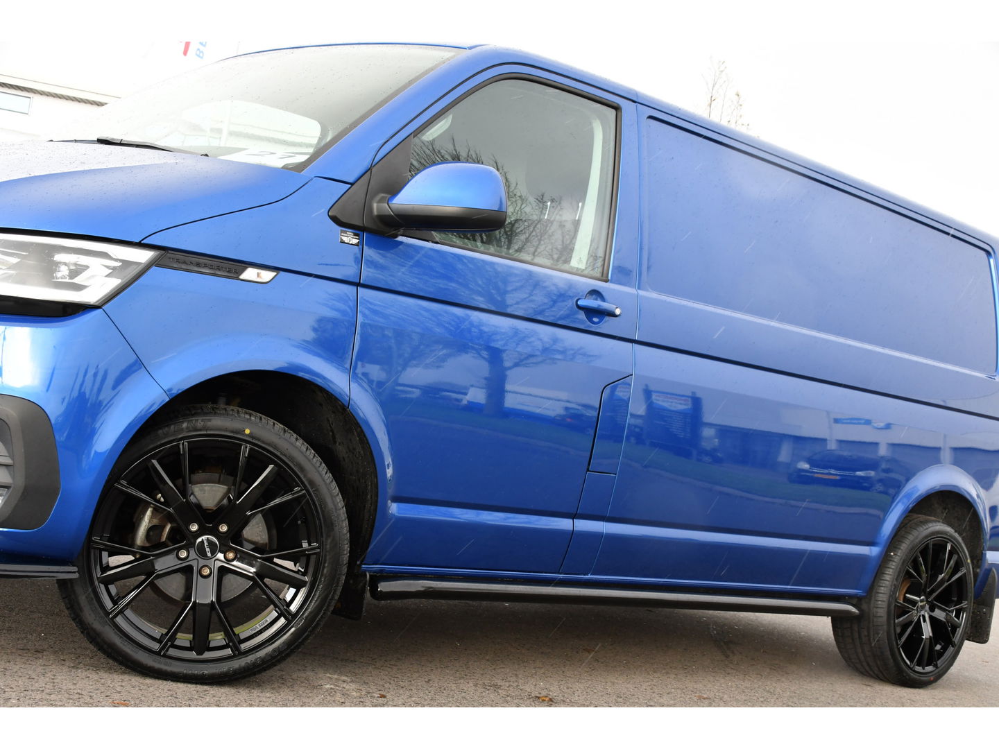 Volkswagen Transporter 2.0 TDI L2H1 Bulli Edition Adaptieve Cruise, Camera, Carplay, LED, Stoelverwarming, Trekhaak, Multimedia, 150pk, Automaat, Standkachel, Uniek!