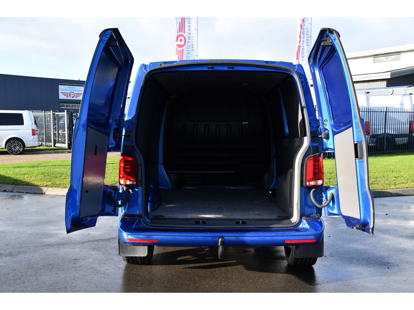 Volkswagen Transporter 2.0 TDI L2H1 Bulli Edition Adaptieve Cruise, Camera, Carplay, LED, Stoelverwarming, Trekhaak, Multimedia, 150pk, Automaat, Standkachel, Uniek!