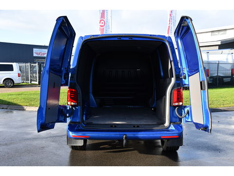 Volkswagen Transporter 2.0 TDI L2H1 Bulli Edition Adaptieve Cruise, Camera, Carplay, LED, Stoelverwarming, Trekhaak, Multimedia, 150pk, Automaat, Standkachel, Uniek!